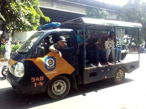 Bus Sekolah dan Mobil Satpol PP Angkut Penumpang Terlantar di Stasiun Tebet
