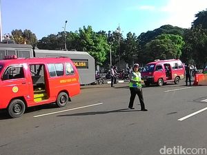 Angkot KWK Mulai Berdatangan ke Monas untuk Demo