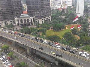 Saling Lempar Batu Pecah di Sudirman, Sopir Taksi Pendemo Vs Ojek Online