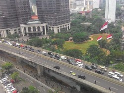 Saling Lempar Batu Pecah di Sudirman, Sopir Taksi Pendemo Vs Ojek Online