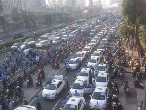 Demo Taksi dkk di Depan DPR, Lalin Semanggi-Slipi dan Sebaliknya Macet