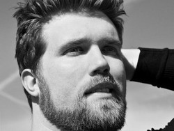 Pria Bertubuh Sintal Mencuri Perhatian Ketika Masuk Agensi Model Ternama