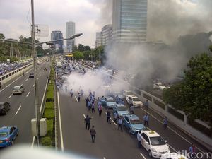 Sopir Taksi Bakar Ban dan Blokir Tol Dalam Kota Senayan