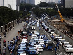 Keluhan Sopir Taksi: Dulu Bawa Rp 150 Ribu, Kini Tak Bawa Apa-apa