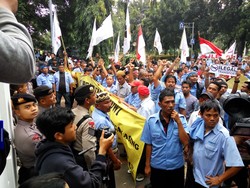 Lelah Berorasi, Sopir Taksi Santap Nasi Kotak