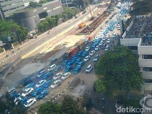 Jalanan Dikuasai Demo Sopir Taksi, Begini Penampakannya dari Atas Gedung