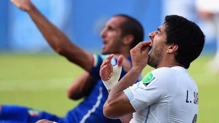 NATAL, BRAZIL - JUNE 24:  Luis Suarez of Uruguay and Giorgio Chiellini of Italy react after a clash during the 2014 FIFA World Cup Brazil Group D match between Italy and Uruguay at Estadio das Dunas on June 24, 2014 in Natal, Brazil.  (Photo by Matthias Hangst/Getty Images)
