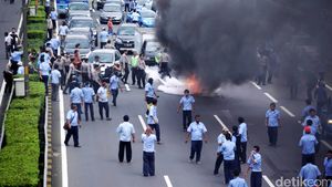 Aksi Sopir Taksi Bakar Ban dan Blokir Jalan