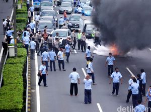 Aksi Sopir Taksi Bakar Ban dan Blokir Jalan