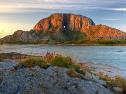 Unik! Di Norwegia Ada Gunung yang Bolong Seperti Ditembak