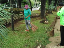 Kondisi Taman yang Dirawat Bu Tuti Setelah Demo: Rusak dan Bau Pesing
