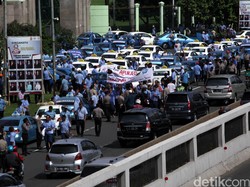 Uber Matikan Surge, Grab Hindari Jalur Demo