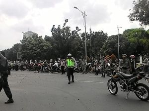 Ricuh di Monas, Sopir Taksi Lempari Puluhan Driver Go-Jek dengan Tanah