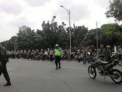 Ricuh di Monas, Sopir Taksi Lempari Puluhan Driver Go-Jek dengan Tanah