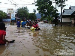 Banjir di Padang, Ada Ratusan Warga Terjebak dan Menunggu Dievakuasi