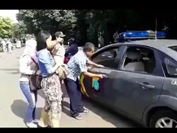 Top! Pak Polisi ini Operasikan Mobil Sedan Patroli Bantu Ibu-ibu ke Ambassador