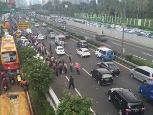 Begini Penampakan Konvoi Taksi dan Bajaj di Jalan Sudirman Menuju Monas