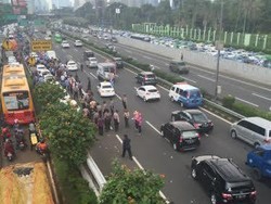 Begini Penampakan Konvoi Taksi dan Bajaj di Jalan Sudirman Menuju Monas