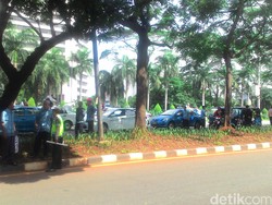 Driver Go-Jek Dilempari Batu oleh Sopir Taksi di Kolong Semanggi