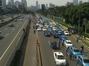 Ketahuan Polisi, Sweeping Sopir Taksi di Depan DPR Dibubarkan