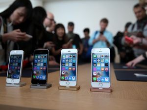 Apple Pertimbangkan Produksi iPhone di AS Apple Pertimbangkan Produksi iPhone di AS