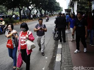 Taksi Penuhi Jalan Sudirman, Penumpang Jalan kaki