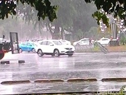 Diguyur Hujan, Sopir Taksi yang Demo di Depan Istana Bubar