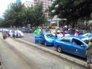 Hindari Demo Taksi, TransJ Turunkan Penumpang di Halte Dukuh Atas