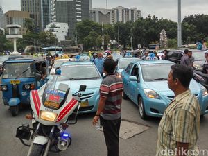 Kecewa Permintaan Tak Dipenuhi, Puluhan Sopir Taksi Mulai Tinggalkan Monas