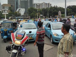 Kecewa Permintaan Tak Dipenuhi, Puluhan Sopir Taksi Mulai Tinggalkan Monas