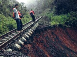 Tebing Tergerus Sungai Cisadane, Begini Penampakan Jalur Rel Sukabumi-Bogor