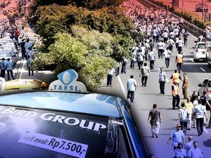 Aksi Makan Teman Demonstran Sopir Taksi