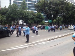 Go-Jek dan Sopir Taksi Baku Hantam di Jl Sudirman Dekat Hotel Le Meridien