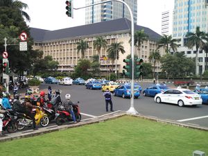 Rombongan Demo Taksi dari Monas Mulai Bergerak Menuju Gedung DPR