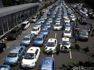 Massa Sopir Taksi yang Berdemo di Depan DPR Bergerak ke Kemkominfo