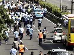 Pendemo di Depan DPR Cegat Taksi yang Beroperasi di Tol Dalkot