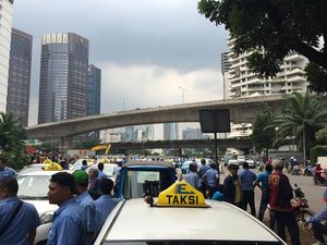 Sudirman Kondusif Setelah Brimob Turun, Ojek Online Diminta Mundur ke Kuningan