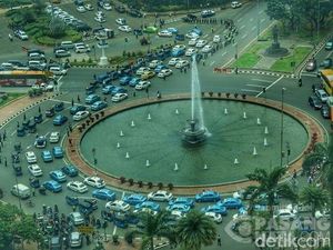 Melihat dari Ketinggian Konvoi Taksi dan Bajaj Mengular Menuju Monas