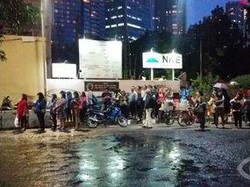 Mikrolet Tak Beroperasi, Penumpang Menumpuk di Depan Ambassador