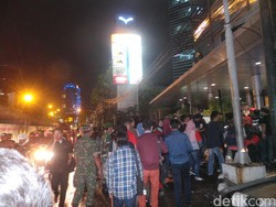 Antusias Sambut Hajatan GIGI, Antrean Fans Padati Jalan Tendean