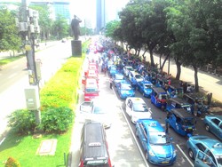 Demo Sopir Taksi Dkk, Jalur Cepat Dukuh Atas arah Semanggi Macet Total