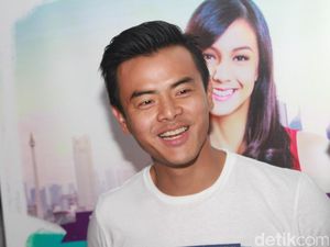 Main Film di Abdullah v Takeshi, Dion Wiyoko Belajar Salat