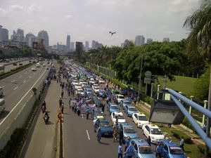 Ada Demo  Sopir Taksi, Tol Dalam Kota Macet dari Cawang sampai Semanggi