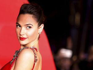 Curhat Gal Gadot, Wonder Woman yang Tak Bisa Pakai Eyeliner Sendiri