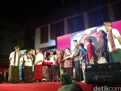 Ahok Jadi yang Pertama Terima Buku dari Megawati