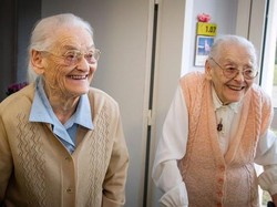 Kakak Adik Kembar Berusia 104 Tahun Ungkap Rahasia Panjang Umur