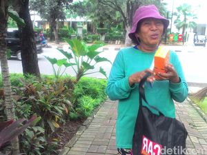 Bu Tuti Baru Pakai HP Pemberian Ahok Besok