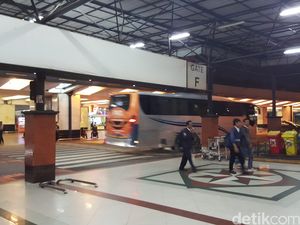 Taksi Jarang Terlihat di Bandara Cengkareng, Penumpang Pilih Uber untuk Pulang