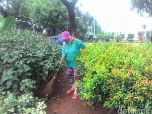 Cerita Bu Tuti Getok Pakai Sapu Orang yang Kencing Sembarangan di Taman