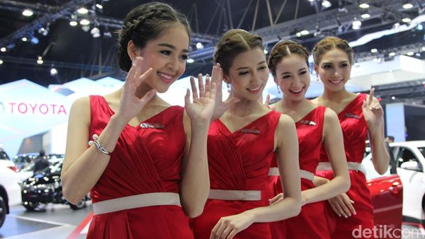 Gadis Pemanis Beraksi di Bangkok Motor Show 2016